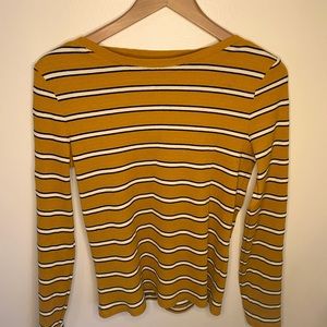 Medium long sleeve tee with button detailing on sleeves